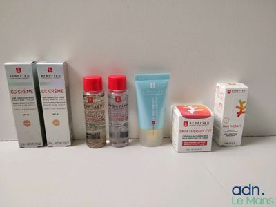 Plusieurs types de produits de soins de la peau sont alignés sur une table