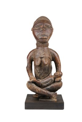 une image représentant une statue en bois d'une femme assise à genoux