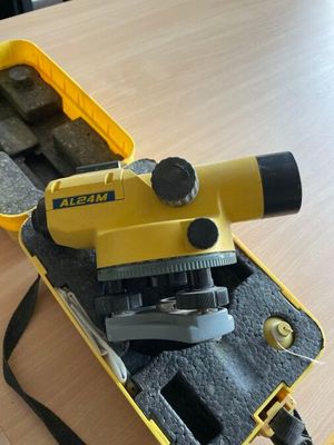 une boîte jaune posée sur une table et contenant un outil