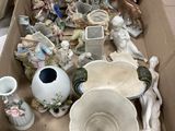 une boîte en carton remplie d'un assortiment de vases et de figurines
