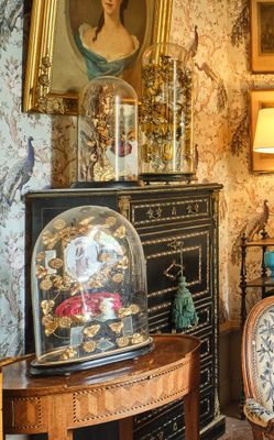 une photo d'un salon avec une horloge posée sur une table