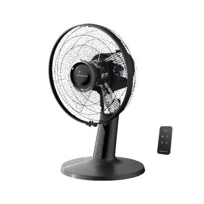 un ventilateur noir muni d'une télécommande, devant un fond blanc