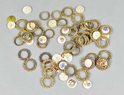 un tas de bagues en or et de boutons posés sur une table