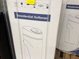 Deux cartons de papier toilette sont empilés sur des palettes dans un magasin