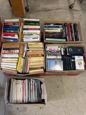 de nombreux cartons de livres posés sur le sol les uns à côté des autres