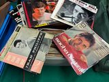 une pile de livres et de magazines posée sur une table