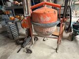 une borne d'incendie orange posée sur un chariot dans un garage