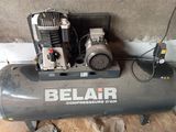 an air compressor sitting on the floor in the room