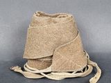 une image représentant un chapeau marron entouré d'une corde