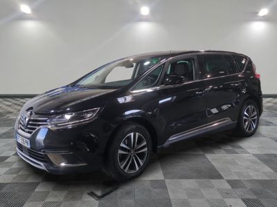 une camionnette noire garée sur un sol carrelé à damier dans un garage