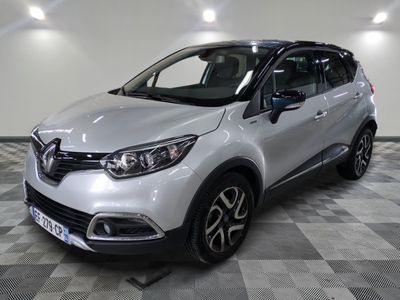 une voiture argentée est garée sur le sol à carreaux d'un garage