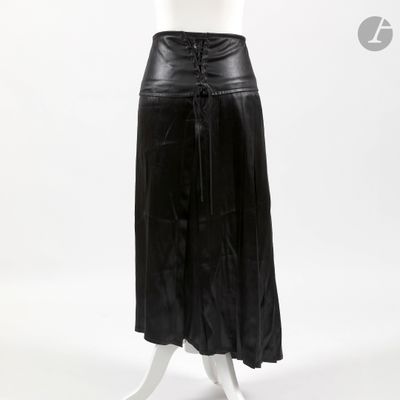 une jupe en cuir noir sur un mannequin, un mannequin, un mannequin, un mannequin, un mannequin, un mannequin, un mannequin, un mannequin, un mannequin, un mannequin, un mannequin, un mannequin, un mannequin, un mannequin, un mannequin, un mannequin, un mannequin, un mannequin, un mannequin, un mannequin, un mannequin, un mannequin, un mannequin, un mannequin, un mannequin, un mannequin, un mannequin, un mannequin, un mannequin, un mannequin, un mannequin, un mannequin,