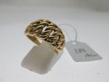 Gros plan sur une bague en or portant une étiquette