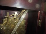 un gros plan d'une horloge posée sur une étagère