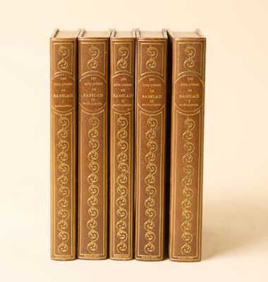 trois livres superposés sur une surface blanche