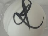 une boule blanche ornée d'un ruban noir