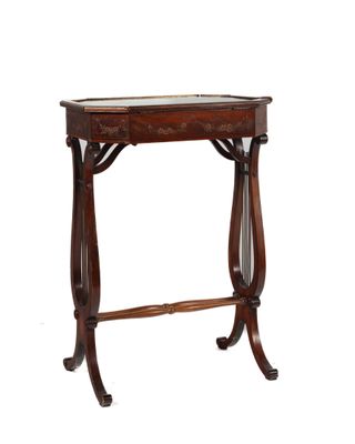 une vieille table en bois avec un plateau en verre sur fond blanc