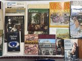 beaucoup de livres posés sur une table, à côté d'un ordinateur portable