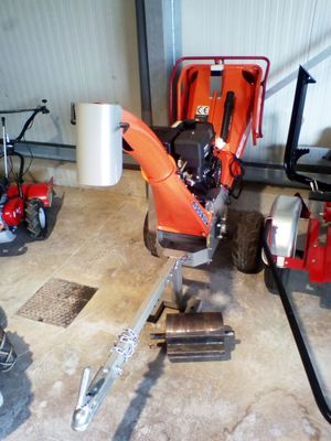 une machine qui se trouve dans un garage avec d'autres outils