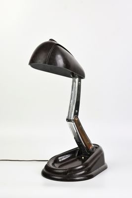 une image d'une lampe de bureau sur fond blanc