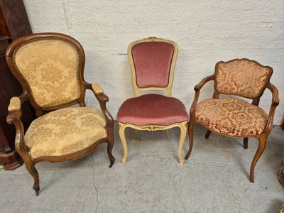 three chairs are sitting next to each other in a room