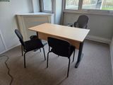 deux chaises et une table dans une pièce