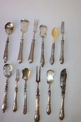 beaucoup de cuillères et de fourchettes en argent sur la table