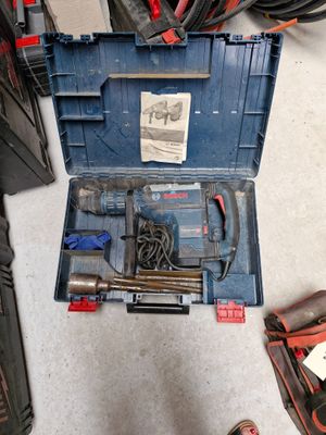 une boîte à outils bleue avec des outils sur le sol