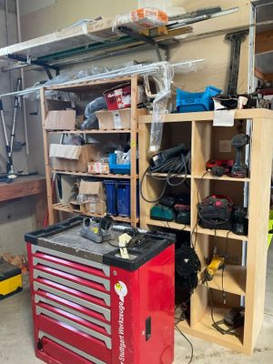 un établi avec des outils dans un garage
