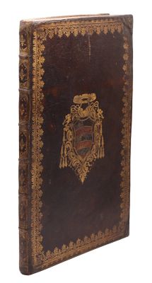 un vieux livre relié en cuir, orné de dorures et doté d'une couverture décorative