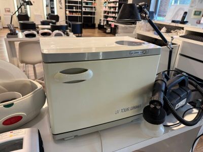 une machine posée sur une table dans une pièce