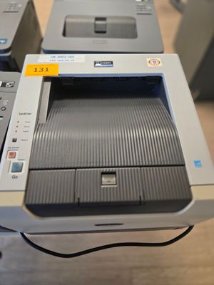 une imprimante posée sur un bureau à côté d'une imprimante