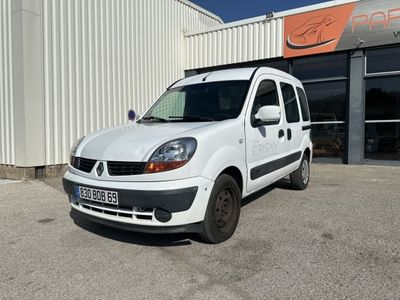 la camionnette blanche est garée devant un bâtiment
