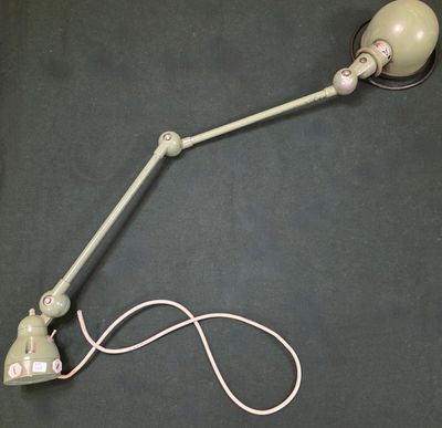 une lampe posée sur une table, avec un cordon d'alimentation