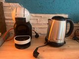 une cafetière et une tasse à café posées sur un plan de travail