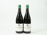 deux bouteilles de vin rouge posées sur une table blanche
