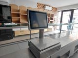 deux écrans posés sur le comptoir d'un magasin