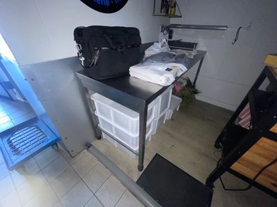 un sac noir posé sur un comptoir dans une pièce
