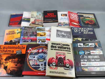 plusieurs livres sont empilés sur une table