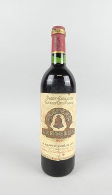 l'image d'une bouteille de vin posée sur une table