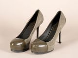 une paire de chaussures à talons hauts pour femme sur fond blanc