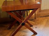 une petite table sur laquelle se trouve un vase de fleurs