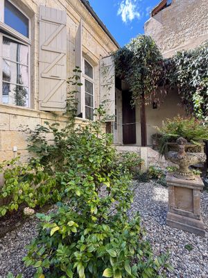 une image représentant une maison avec un jardin devant