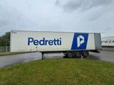 le semi-remorque est garé sur le bord de la route