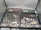 une boîte de t-shirts posée sur une table