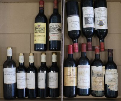 plusieurs bouteilles de vin posées sur une étagère, dans une boîte
