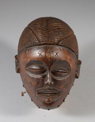 une image d'un masque en bois sur fond blanc