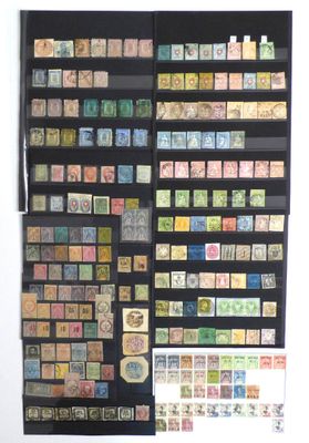 une photo montrant une collection de timbres et des timbres exposés