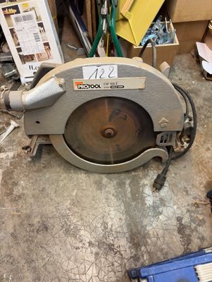 a picture of a circular saw sitting on the floor