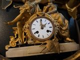 une horloge posée sur une étagère dans une pièce